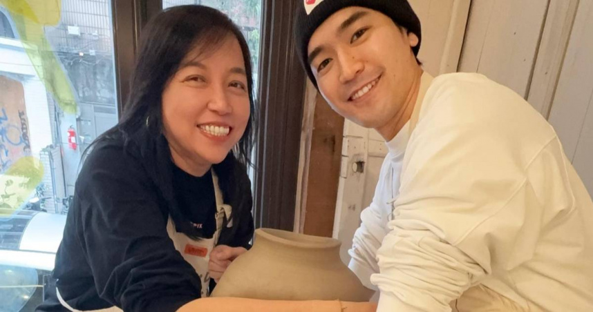 涂善存（右）與經紀人Vicky（左）一起創作了陶土瓶，為兩人緣份作紀念。（圖／佳葳娛樂提供）