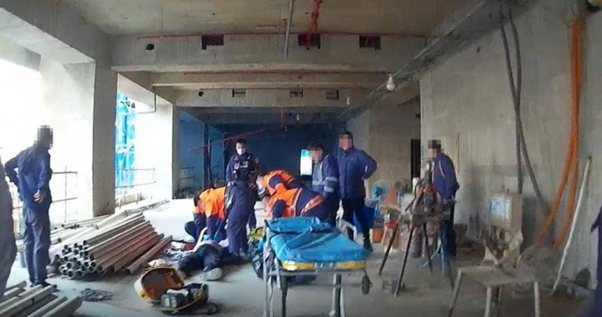 巡佐何秋農緊急CPR救回倒地工人，成功搶回寶貴生命。（ 圖／翻攝畫面）