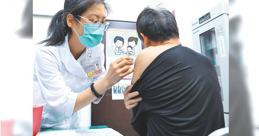 公費流感疫苗用罄，衛福部增購10萬劑20日開打，台北市聯合醫院附設信義門診部，一早民眾排隊等待施打疫苗。（圖／中國時報陳俊吉攝）