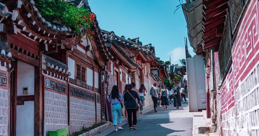 南韓政府宣布，自3月1日起知名景點北村韓屋村的「紅色區域」將實施宵禁，違者將開罰，為了減少遊客對當地居民的影響。（圖／Pixabay）