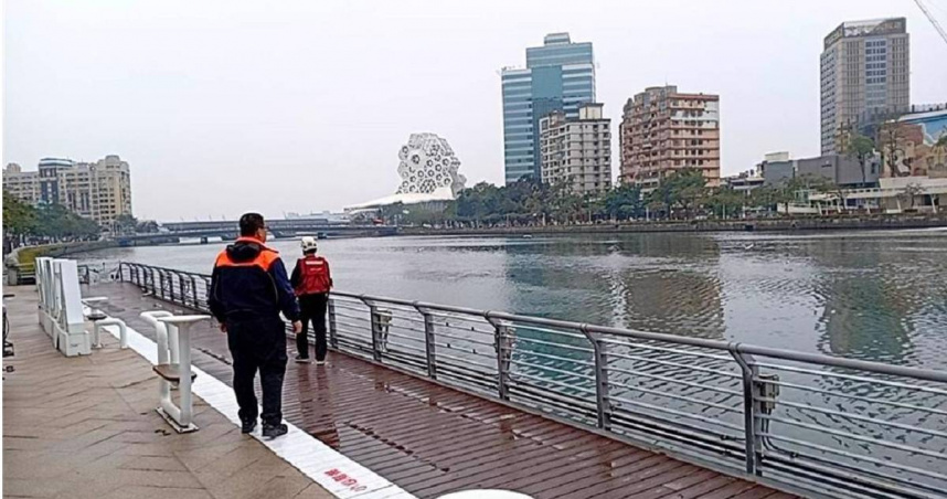高雄河西路愛河發現一具中年男性浮屍，透過遺體手上的就醫手環，了解其身份為47歲侯男。（圖／報系資料照）