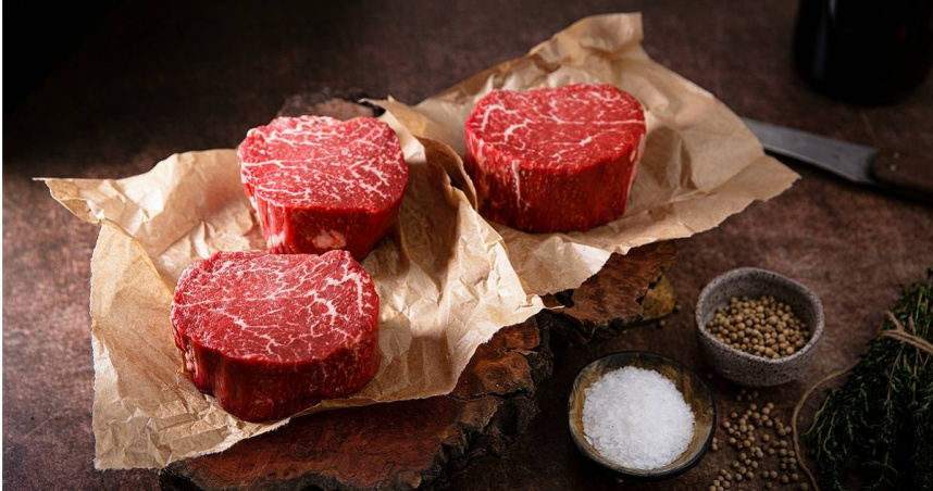 消基會認為，日本牛的狂牛症「風險仍在」，若開放全牛齡牛肉進口，恐讓國人面臨健康風險。（示意圖／翻攝自unsplash）