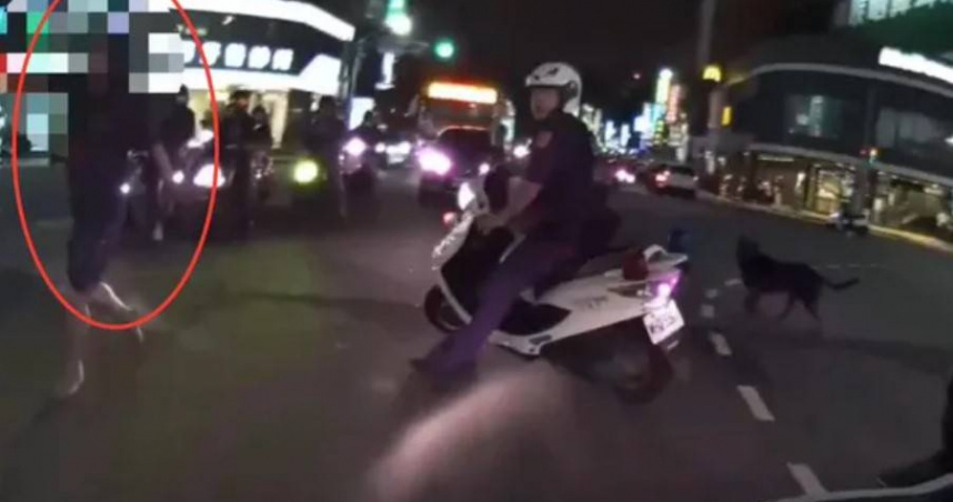 1名男子僅穿內褲遛狗並大聲亂叫，警方立即動員逮人，瞬間在馬路上演「鬼抓人」。（圖／翻攝畫面）