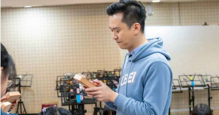 新竹縣竹北市長鄭朝方代表公所在兒童節致贈卡林巴琴給市內國小中、高年級學童。（圖／翻攝自竹北市公所媒體群組）