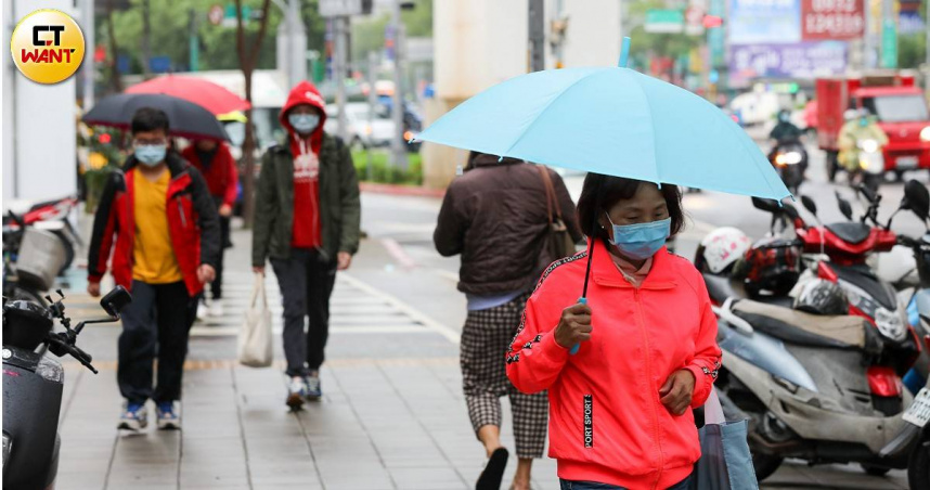 好天氣只到周四，周五鋒面通過加上冷空氣南下，全台轉雨溫度驟降。（示意圖／張文玠攝）