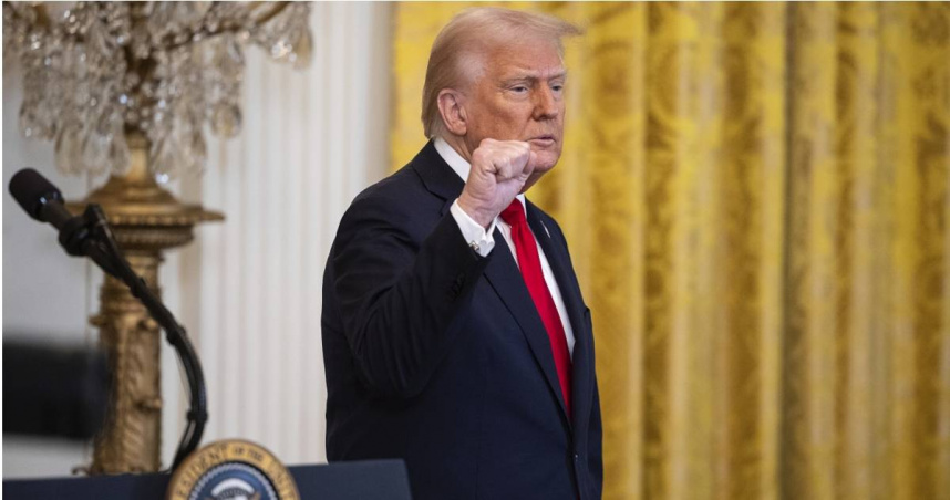 美國總統川普於美東時間26日宣布，他將在下週三（4月2日）簽署行政命令，對所有進口至美國的汽車及零件課徵25%關稅。（圖／達志／美聯社）