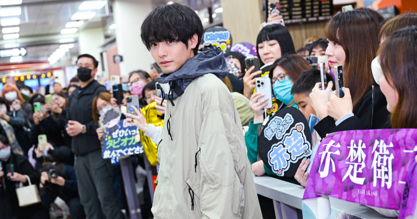 首次訪台的赤楚衛二，開心與接機粉絲大合照，展現十足的親和力。（圖／天馬行空提供）