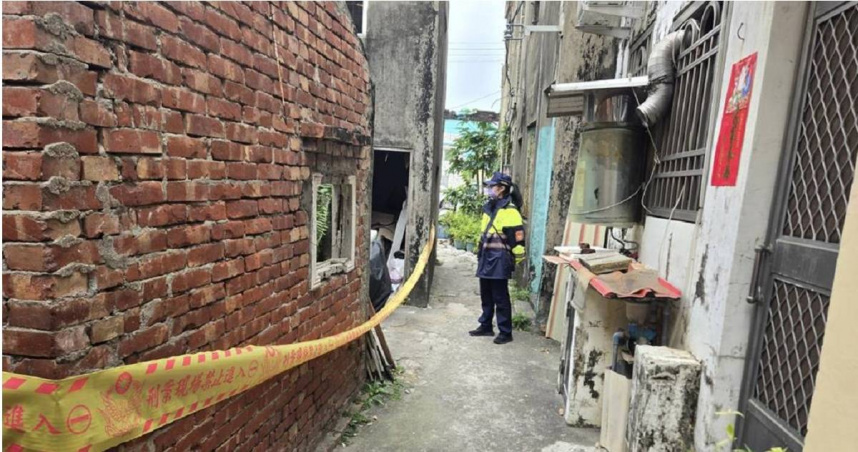 嘉義縣布袋鎮一處荒廢民宅驚見男嬰屍，警方獲報後立即展開追查，昨（3日）尋獲男嬰的生母，訊後被依《遺棄致死罪》移送偵辦，檢方複訊後向嘉義地院聲請羈押，法官裁定駁回。（圖／布袋分局提供）