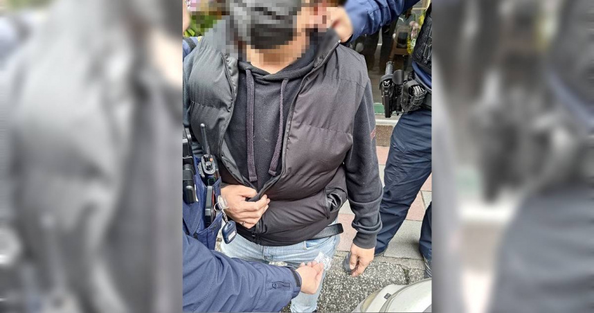 吳姓毒蟲因機車違停而遭員警盤查，害得他口袋的安非他命露餡，當場遭逮捕送辦。（圖／翻攝畫面）