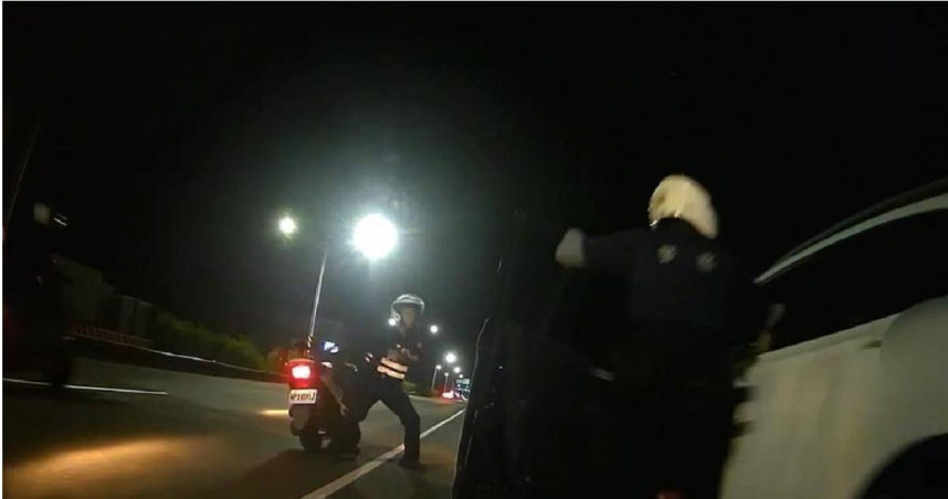 屏東毒蟲衝撞警逃逸還掉毒品，警開槍拖行險象環生。（圖／翻攝畫面）