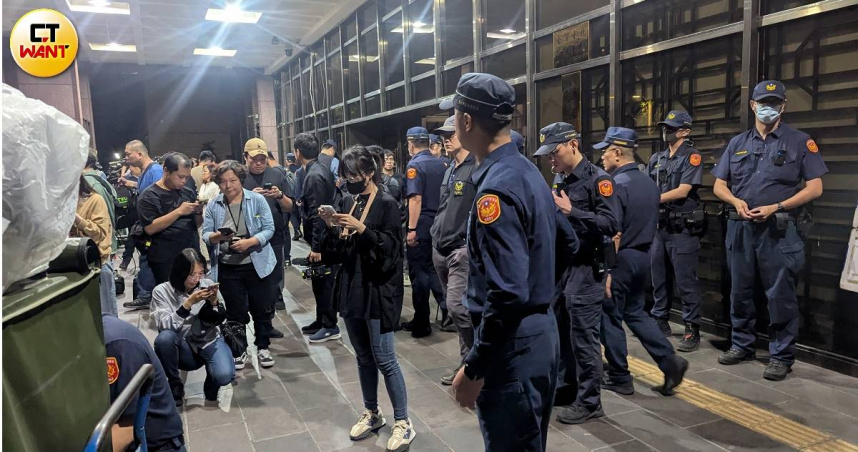 警四度舉牌命令解散。(圖／林冠吟攝)