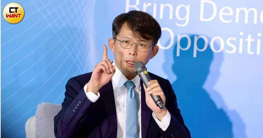 民眾黨主席黃國昌22日強調，罷免制度是針對不適任的立委，而非少數政黨選輸後翻桌的工具。（圖／方萬民攝）