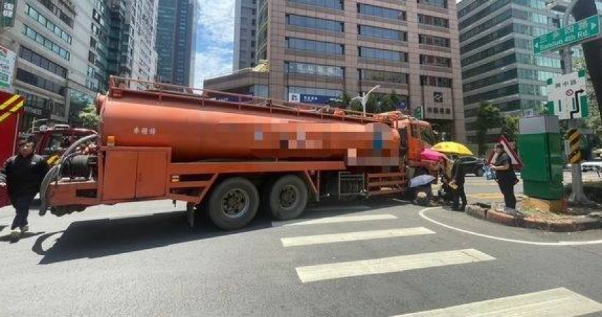 高雄單車騎士慘遭槽車輾雙腳。（ 圖／翻攝畫面）