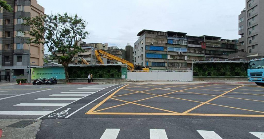 台北市文山區秀明路一段19巷及木柵路二段109巷周邊，因為建商辦理都更案，巷弄因此「廢巷」，居民需繞路，里長不滿未溝通。都市更新處表示，該道路依都市更新自治條例審議通過可廢巷，將會增加通行時間。（圖／里長鄢建民提供）