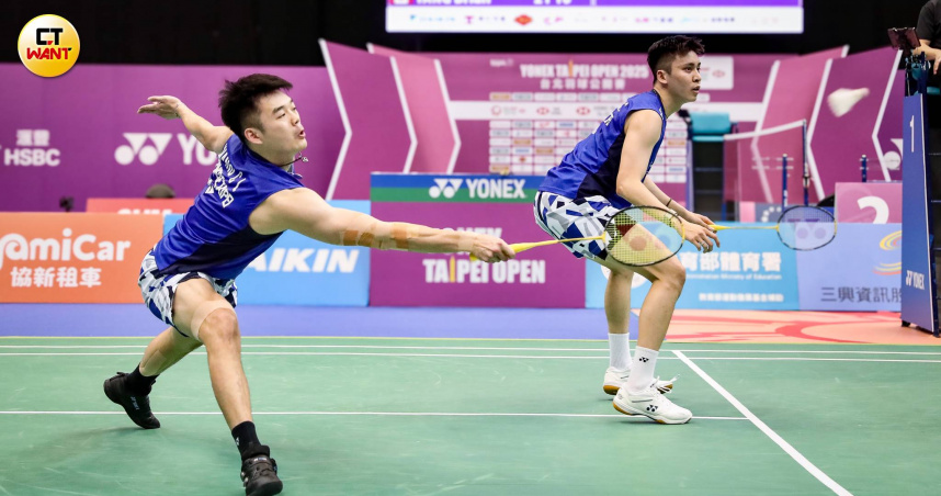 王齊麟(左)、邱相榤搭檔贏得台北羽球公開賽冠軍獎盃（圖／方萬民攝）