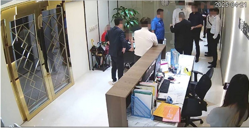 新華泰富法律顧問魏憶龍律師（中）還原4月21日兩批人馬「不請自來」到公司，竟遭市場派抹黑。（圖／公司提供）
