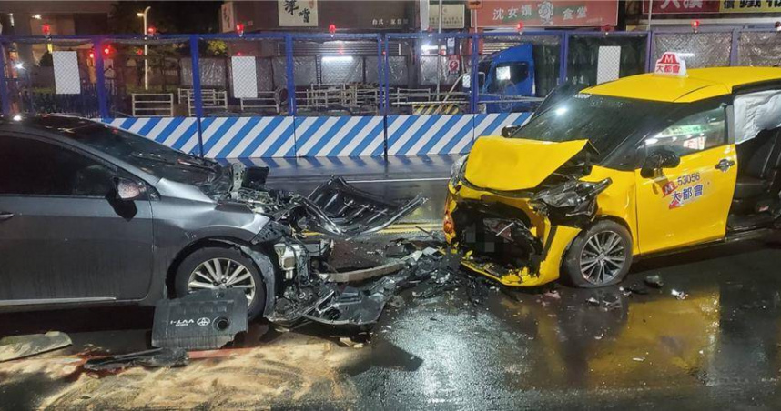 蘆洲集賢路24日晚間發生2車對撞意外。（圖／翻攝畫面）