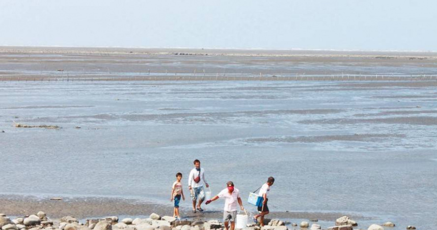 彰化1名老翁開車到芳苑出海口釣魚，豈料卻陷泥灘並遇漲潮受困，所幸及時被救起躲劫。（示意圖／報系資料照）