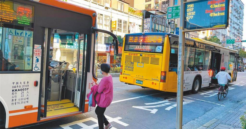 近來公車事故意外頻傳，北市議員曾獻瑩建議參考國外自駕公車推行，也因應國內駕駛人力老化與短缺的雙重挑戰。 北市交通局回應，會先做市場考察，選擇環境單純的區域做試辦。（圖／報系資料照片）