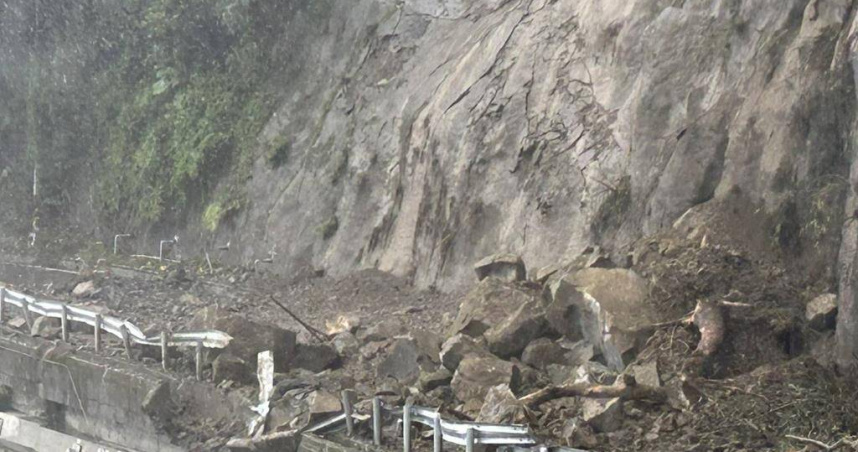 嘉義縣山區強降雨，中埔鄉台3線310K處落石砸落，大量土石坍塌至路面，雙向交通中斷。（圖／嘉縣府提供）