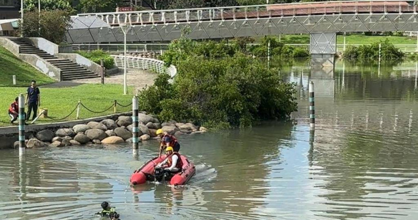 消防到場下水搜救。（翻攝照片／洪靖宜高雄傳真）
