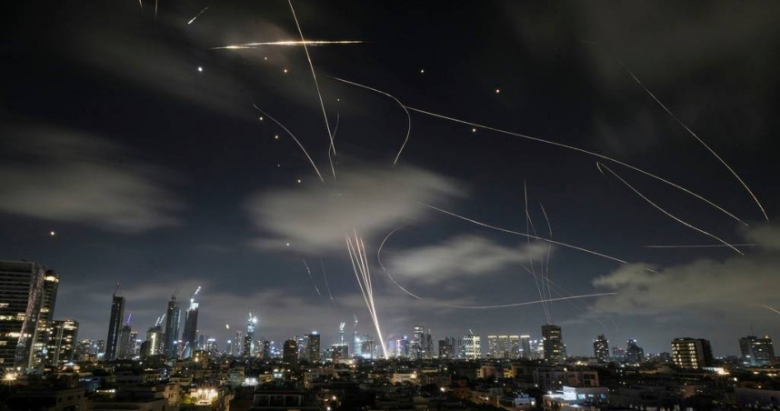 以色列於18日凌晨使用「鐵穹」防空系統攔截伊朗飛彈。（圖／達志／美聯社）