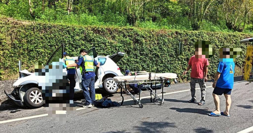 嘉義台3線自撞意外現場，白色自小客車引擎蓋遭護欄貫穿。（圖／報系圖片，中埔分局）