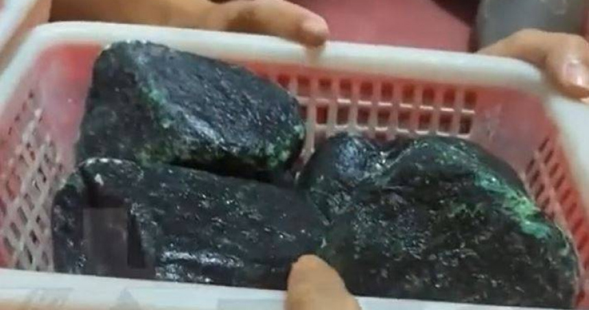 大陸河南省滎陽市1名孫姓男子在刷直播時，被免費領取翡翠原石的廣告吸引，不料竟是騙局。（圖／翻攝自微博）