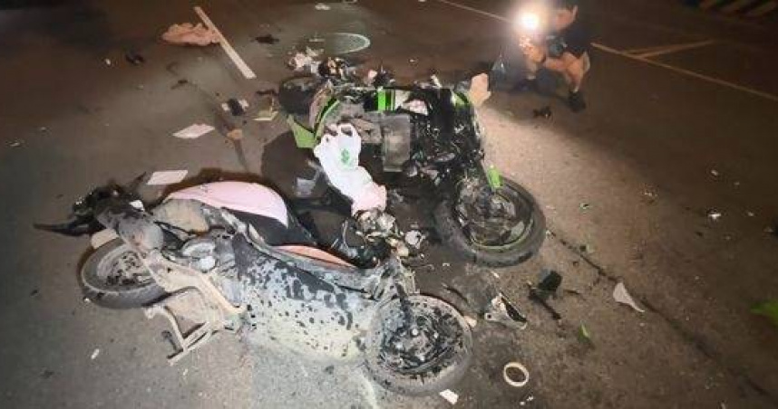 台中紅牌重機深夜猛撞，普通機車慘烈亡命狀。（圖／翻攝畫面）