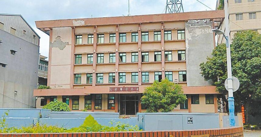 台北市舊士林警分局建物屋齡超過半世紀，自2013年分局遷址後閒置多年，又因建物須達60年使用年限才能辦理報廢，如今斷水斷電、外觀斑駁，被當地居民形容為「鬼屋」。（圖／台北市議員林杏兒提供／中國時報張珈瑄台北傳真）