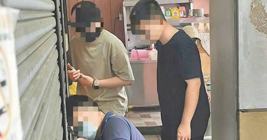 豐原3日傳出一家5口身亡，家屬下午招魂卻因為鐵門打不開，請2名鎖匠開鎖近1小時才進屋招魂。（圖／中國時報李京昇攝）