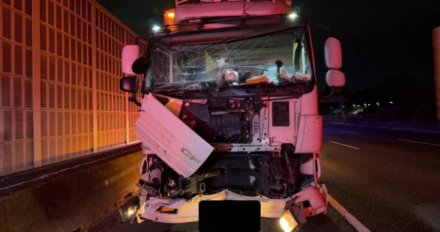 大貨車追撞釀墜坡護欄成碎片駕駛命大僅輕傷。（ 圖／翻攝畫面）