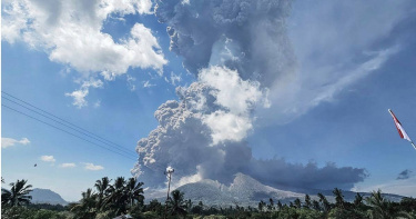 印尼列沃特比火山驚傳劇烈噴發,火山灰直衝天際,當局緊急發布最高警戒,提醒遊客切勿靠近火山。(圖/達志/美聯社)