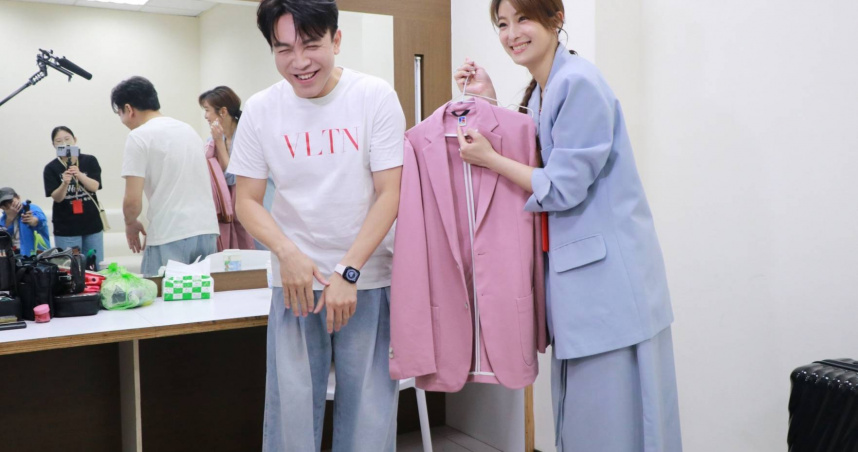 賴雅妍(右)搶幫許志豪(左)更衣。（圖／中視）