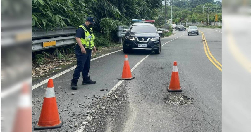彰化花壇鄉環山路出現破洞，機車騎士壓過當場摔車受傷。（圖／翻攝畫面）