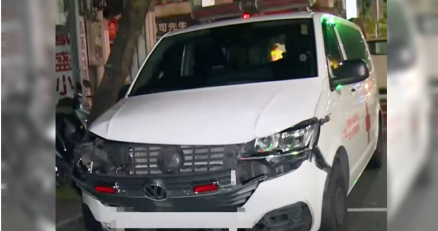 台北莊敬路救護車與轎車相撞，強烈撞擊導致轎車180度旋轉波及單車騎士。（圖／翻攝畫面）