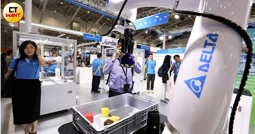 台達電最新的協作機器人可用語音指揮、AI影像辨識。（圖／方萬民攝）