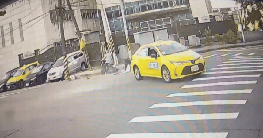 基隆七堵區發生死亡車禍，19歲騎士闖紅燈撞上計程車，後座20歲女友噴飛腦死，家屬決定器捐。（圖／翻攝畫面）