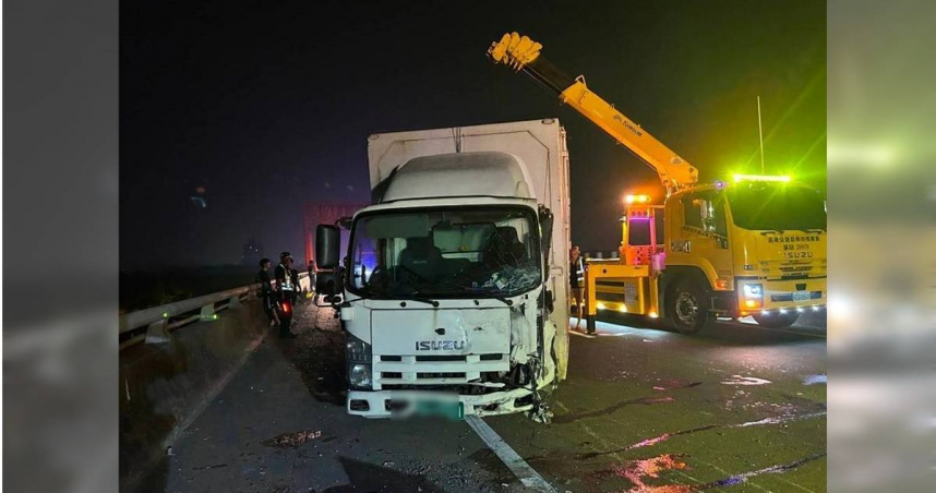 台66快速公路發生3車連環撞，小客車自撞護欄後大貨車追撞翻覆，造成東向車道封閉數小時。（圖／翻攝畫面）