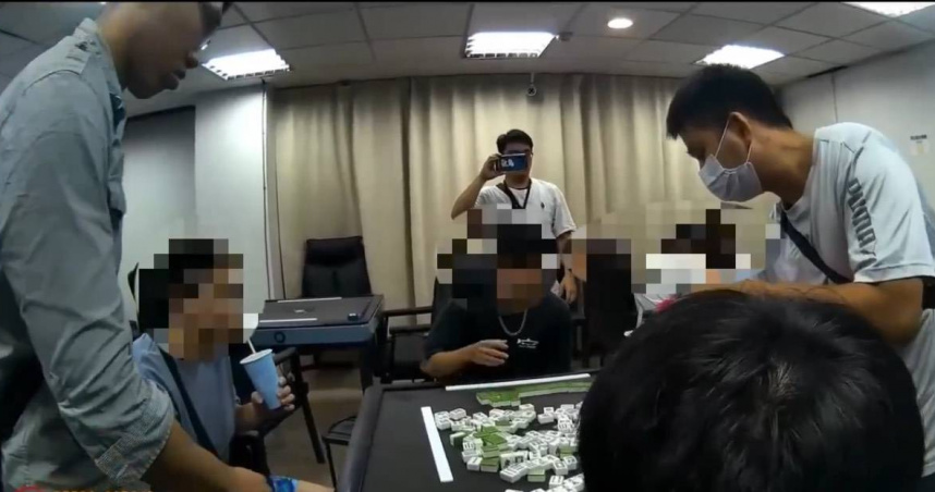 淡水北新路棋牌社暗藏賭博，警埋伏攻堅當場人贓俱獲。（圖／翻攝畫面）