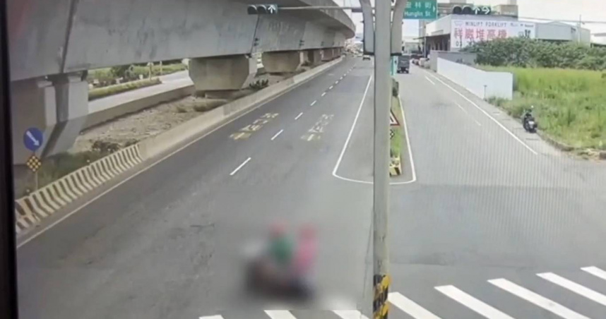 羅姓老翁載著妻子想要左轉，卻未依規定轉彎，遭閃避不及的聯結車撞上身亡。（圖／翻攝畫面）