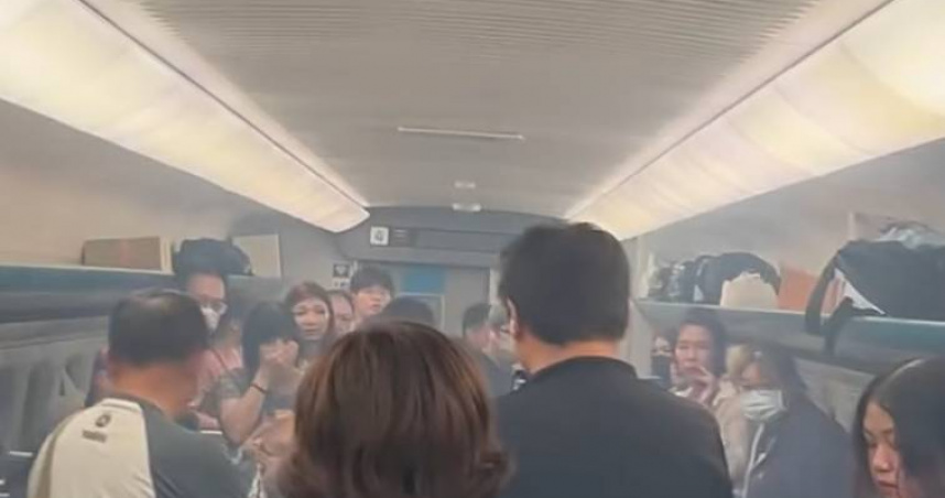 高鐵上有行動電源起火。（圖／翻攝自Threads@lahang.__）