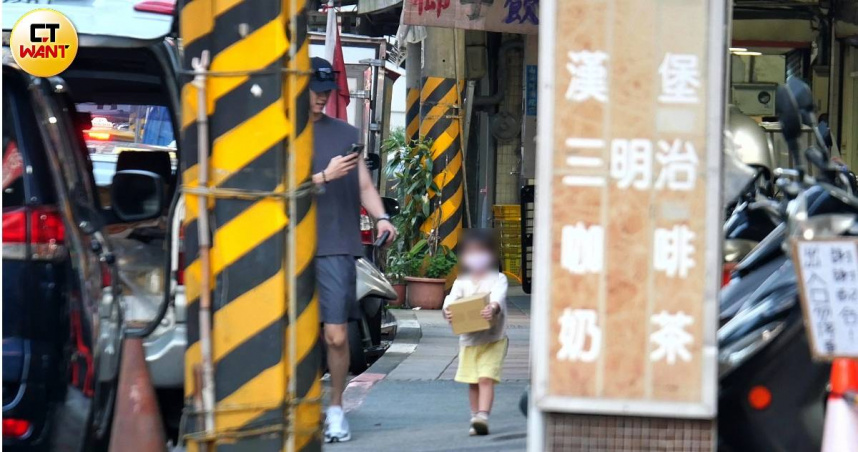 范姜彥豐接粿醬下課後一起去超商，領完包裹後讓粿醬當小幫手幫忙拿東西。（圖／本刊攝影組）