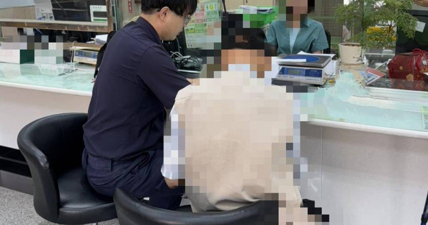 陳姓老翁因網友叫他乾爹而開心不已，日前至郵局欲匯款10萬給對方，遭警方及時阻詐。（圖／警方提供）