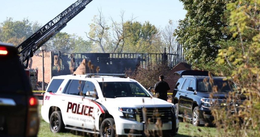 美國密西根州教堂槍擊案發生後，消防和執法人員站在耶穌基督後期聖徒教堂外。（圖／達志／美聯社）