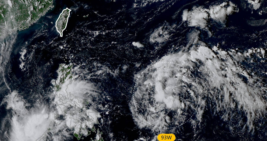 熱帶擾動93W目前位於關島西方，雖然結構仍鬆散，預估未來2天將逐漸整合。（圖／翻攝自臉書，台灣颱風論壇｜天氣特急）