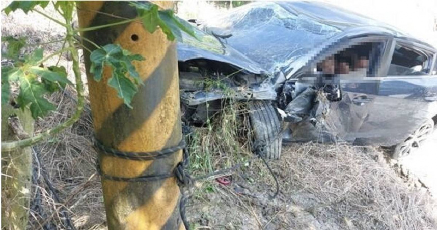 男子無照撞上同向機車騎士後摔落邊。（圖 ／翻攝畫面）