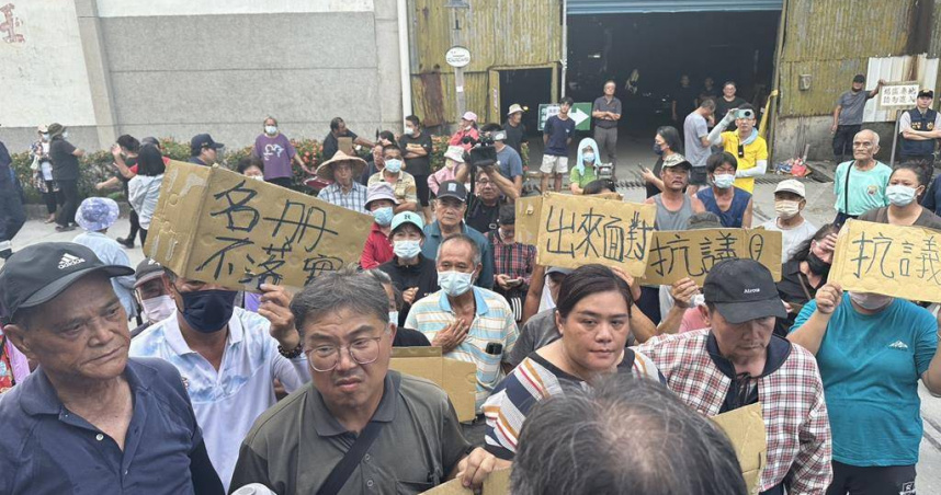 花蓮縣政府3日開始發放5萬元慰問金，協助受災戶重建家園，南富村、大進村與大全村民不滿救災期間的垃圾、粉塵都往村內置放影響生活，已成次等災民，逾百位村民今天到縣府前進指揮所抗議，要求把3村納入受災名冊。（圖／中國時報羅亦晽攝）