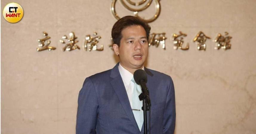 新竹代理市長邱臣遠拋出，新竹高科技產業聚落優勢，積極爭取達落腳竹市。（圖／劉耿豪攝）
