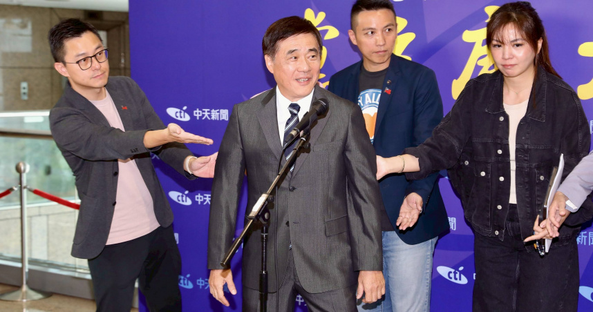 國民黨主席候選人郝龍斌在辯論會上主張，以「九二共識、一中各表」為基礎重啟兩岸對話。（圖／方萬民攝）